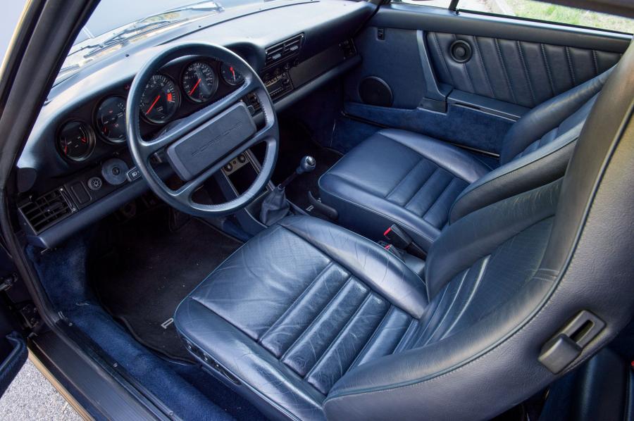 Интерьер Porsche 911 Carrera 3.2 Cabriolet (911) 1984 года  (фото 8 из 13)